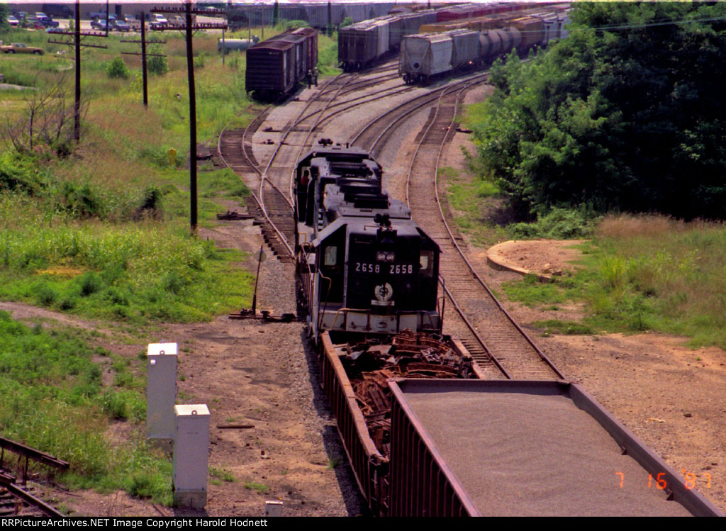 NS 5104 & SOU 2658 head towards the old Southern yard